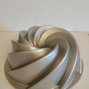 Nordic Ware Heritage Bundt Pan Cake 10 Cups